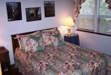 RedAwning Townhouse in Heart of North Shore